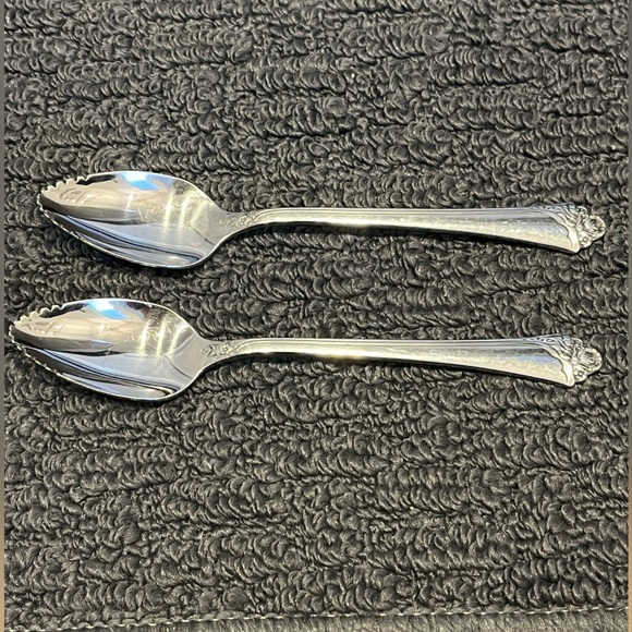 Set of 2 Fantasy Rose Community Stainless
by ONEIDA SILVER fruit / orange spoon - Picture 1 of 6